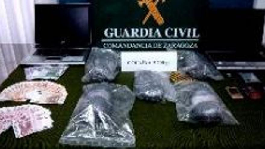 Cinco detenidos con 5,7 kilos de cocaína