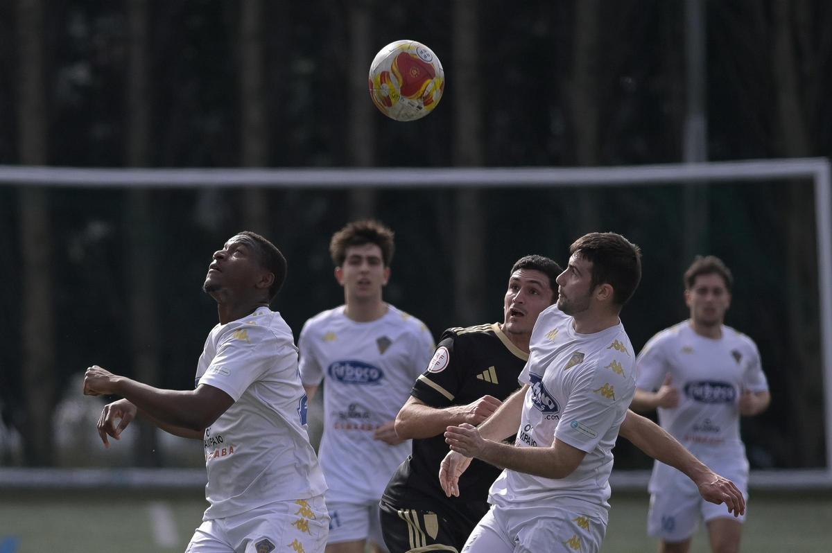 Antón Guisande pelea con dos futbolistas del Silva por la posesión del balón.