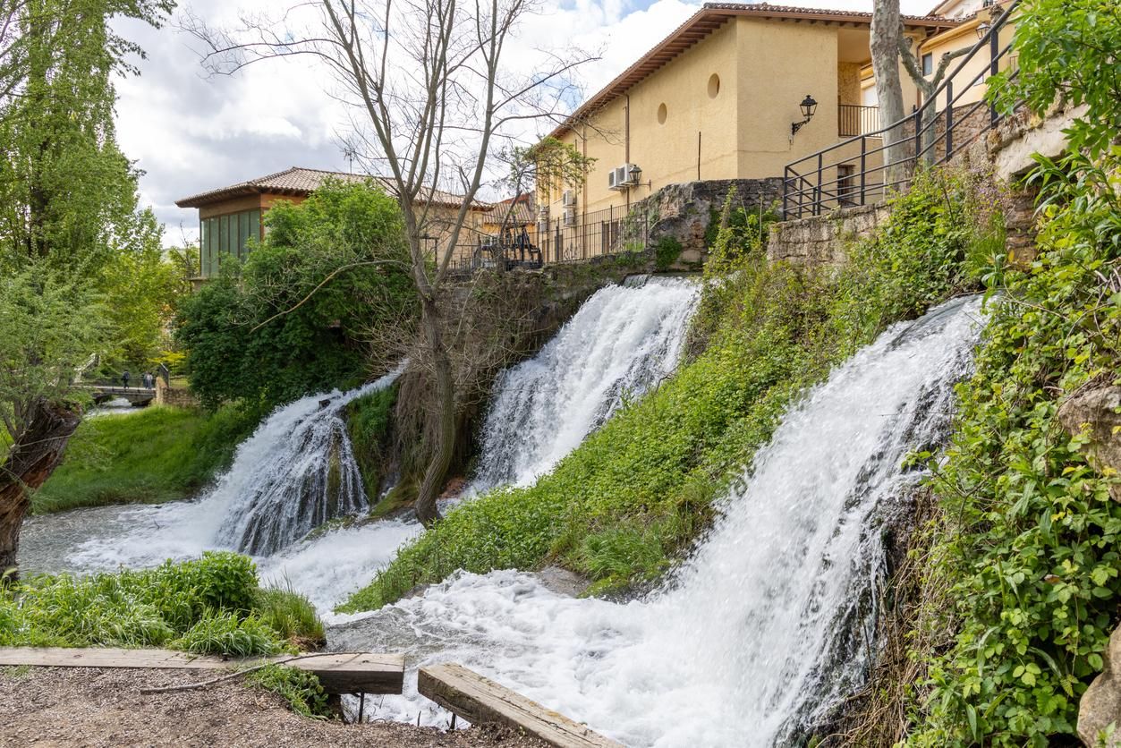 Cascadas atravesando el pueblo de Trillo, Guadalajara