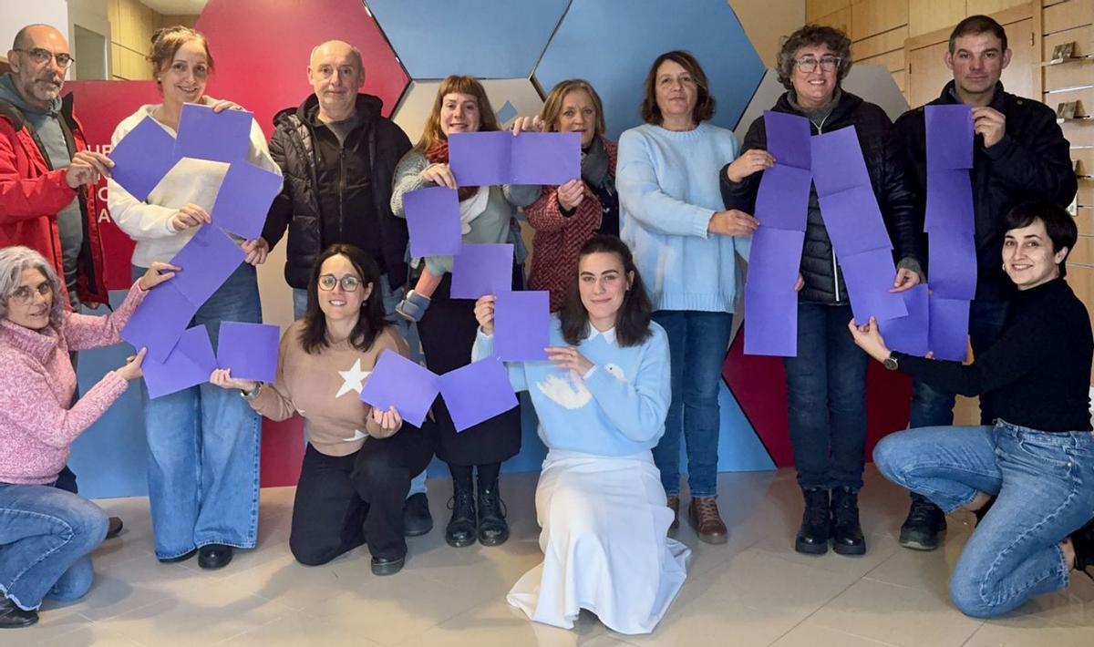 Miembros del BNG de Deza 
y Tabeirós posan juntos 
contra la violencia de género.