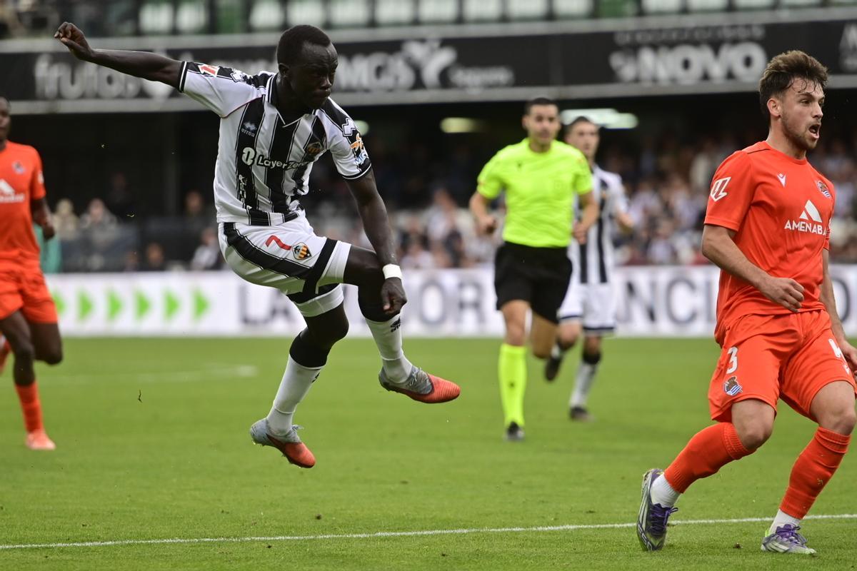 Mabil dispara a puerta durante el Castellón-Real Sociedad B del SkyFi Castalia.