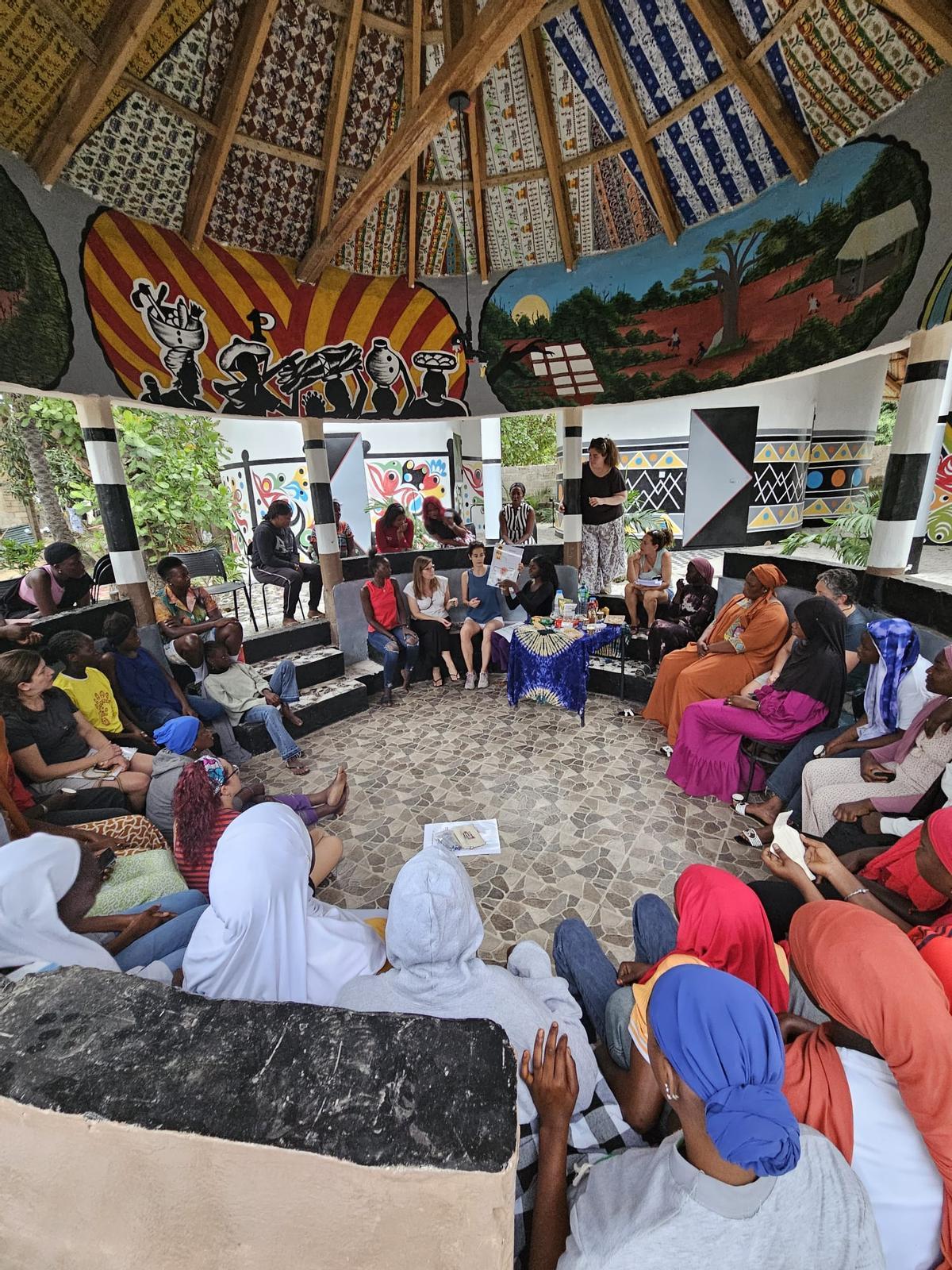 Taller de salut sexual i reproductiva amb dones d’Abene, impartit per voluntàries catalanes i llevadores locals en un espai comunitari