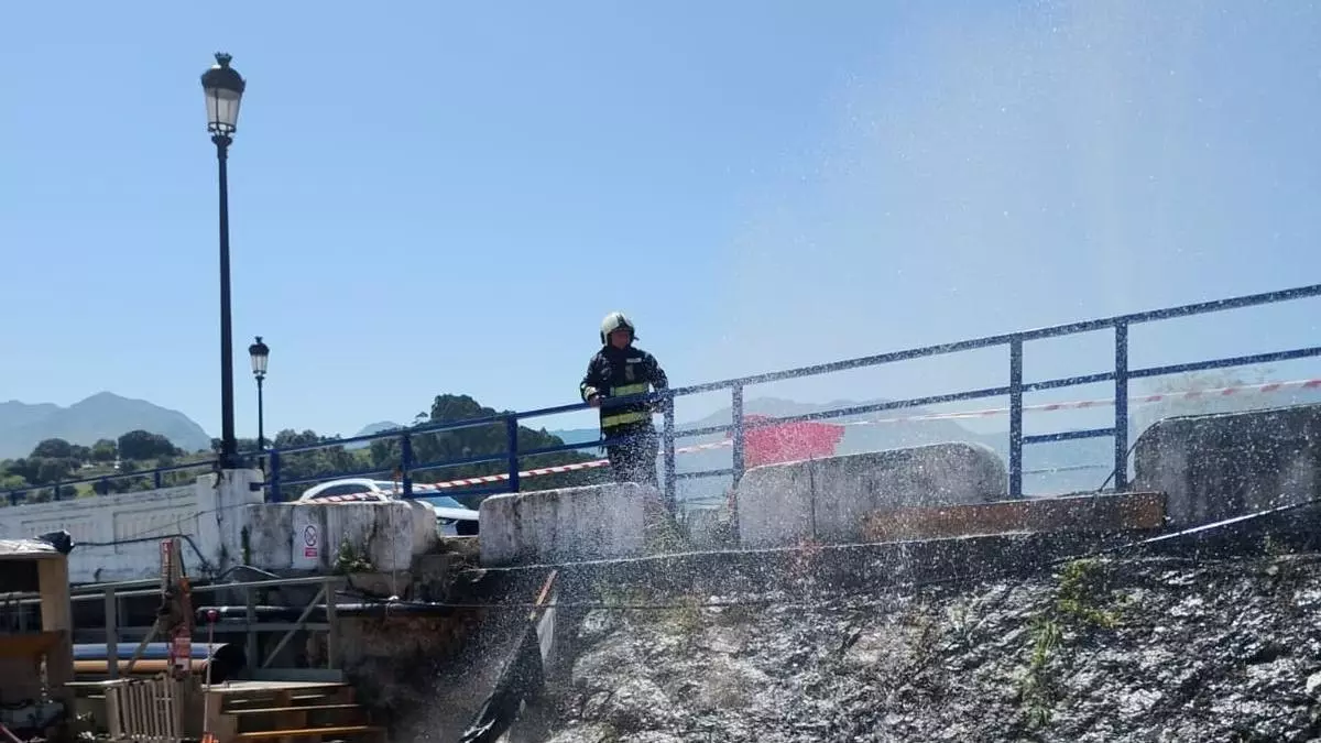 Fuga de gas en Ribadesella al quedar dañada una tubería por las obras del puente