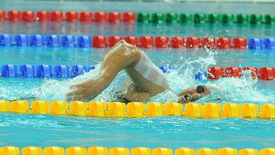 El nadador vigués Chano Rodríguez, durante su prueba de clase S5 en el Europeo de Budapest. / la opinión