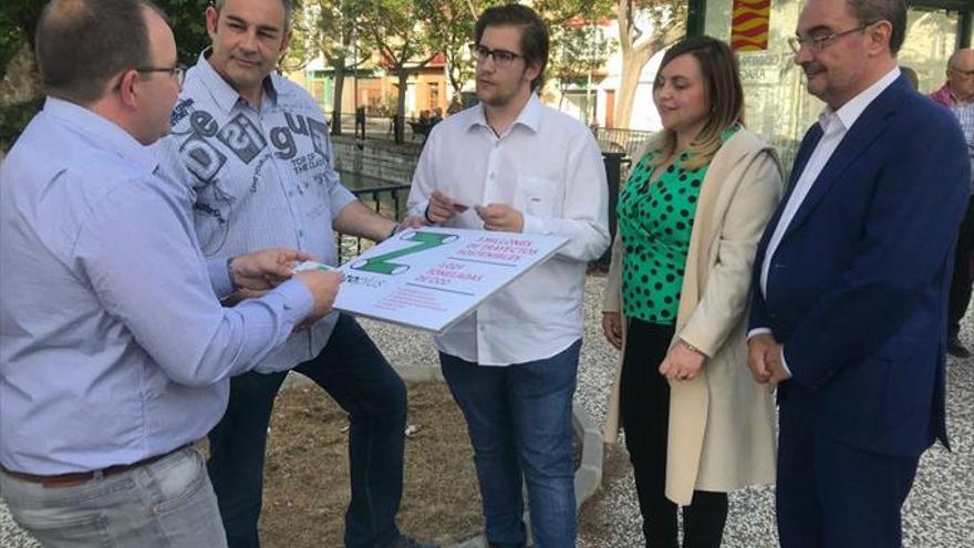 Lambán presenta una tarjeta con nuevas ventajas y servicios