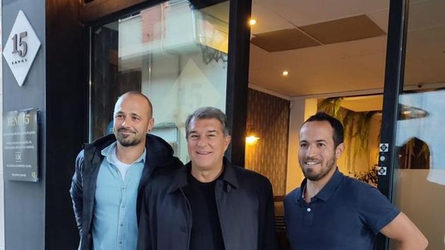 De izquierda a derecha, Yaso, Joan Laporta y Said, en una reciente visita del presidente del FC Barcelona al gastrobar.