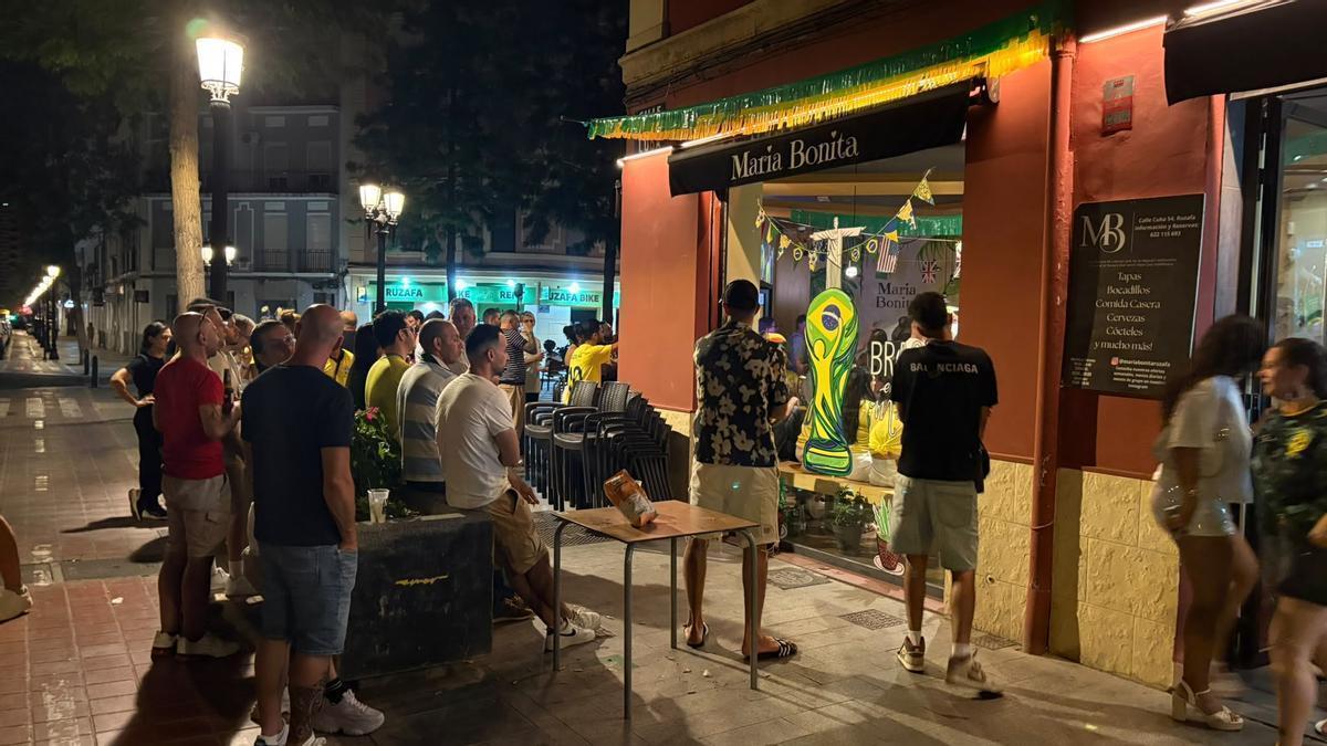 Aficionados de ambos equipos en un local de Russfa ambientado para el Mundial