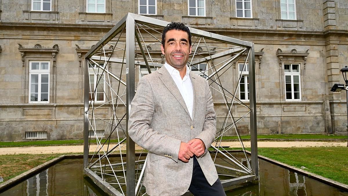 Luis López posa xunto a unha obra de arte próxima ao Pazo Provincial, na cidade de Pontevedra.