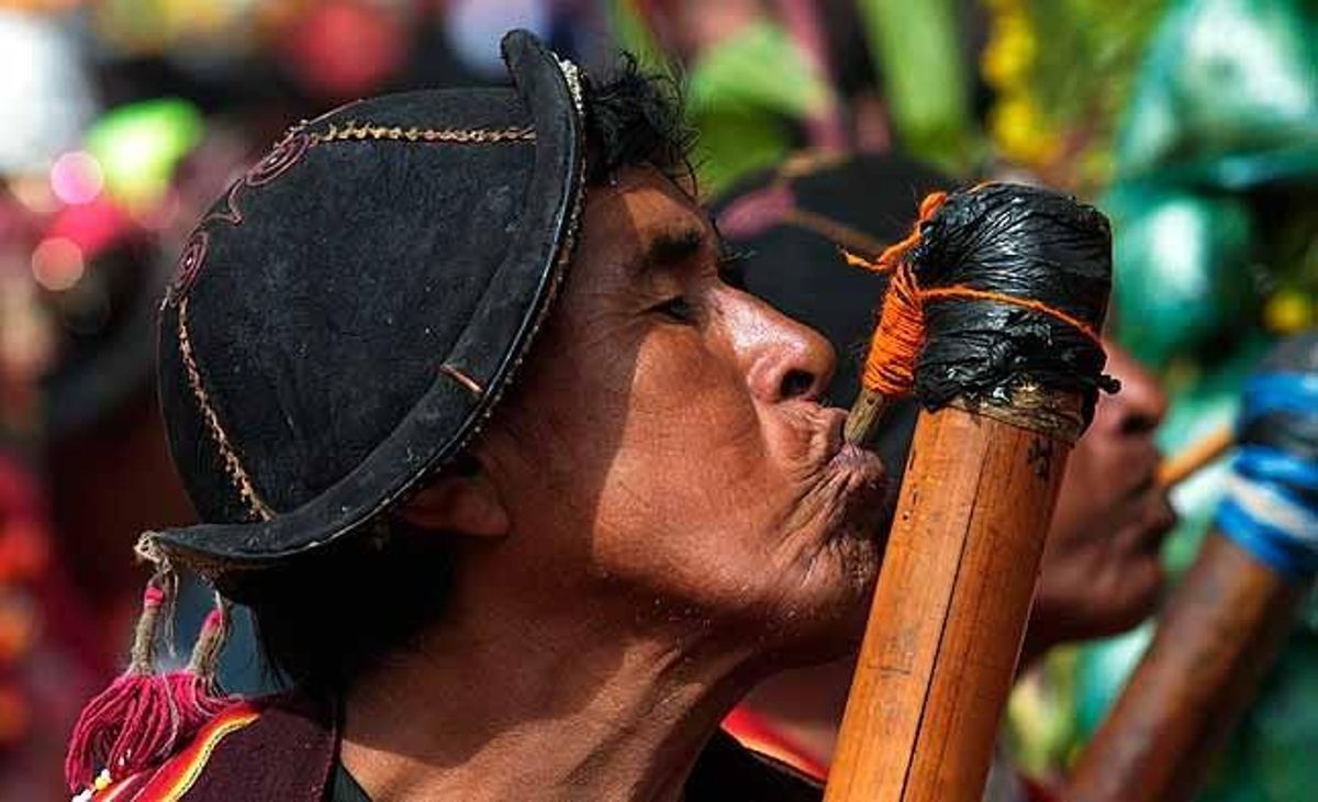 Un home durant les celebracions del Pujillay a Tarabuco, a prop de Sucre (Bolívia). El Pujillay commemora la cultura indígena de Tarabuco, on membres de la comunitat fan música i dansa i presenten ofrenes a la Mare Terra.