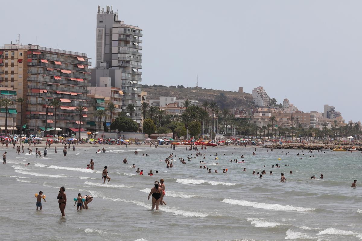 Una de las playas de Santa Pola en este temporada estival