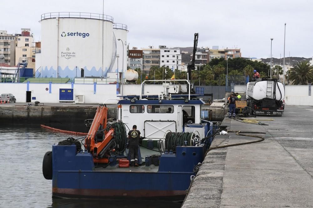 Vertido de 3.000 litros de residuos de combustibles en el Puerto de La Luz