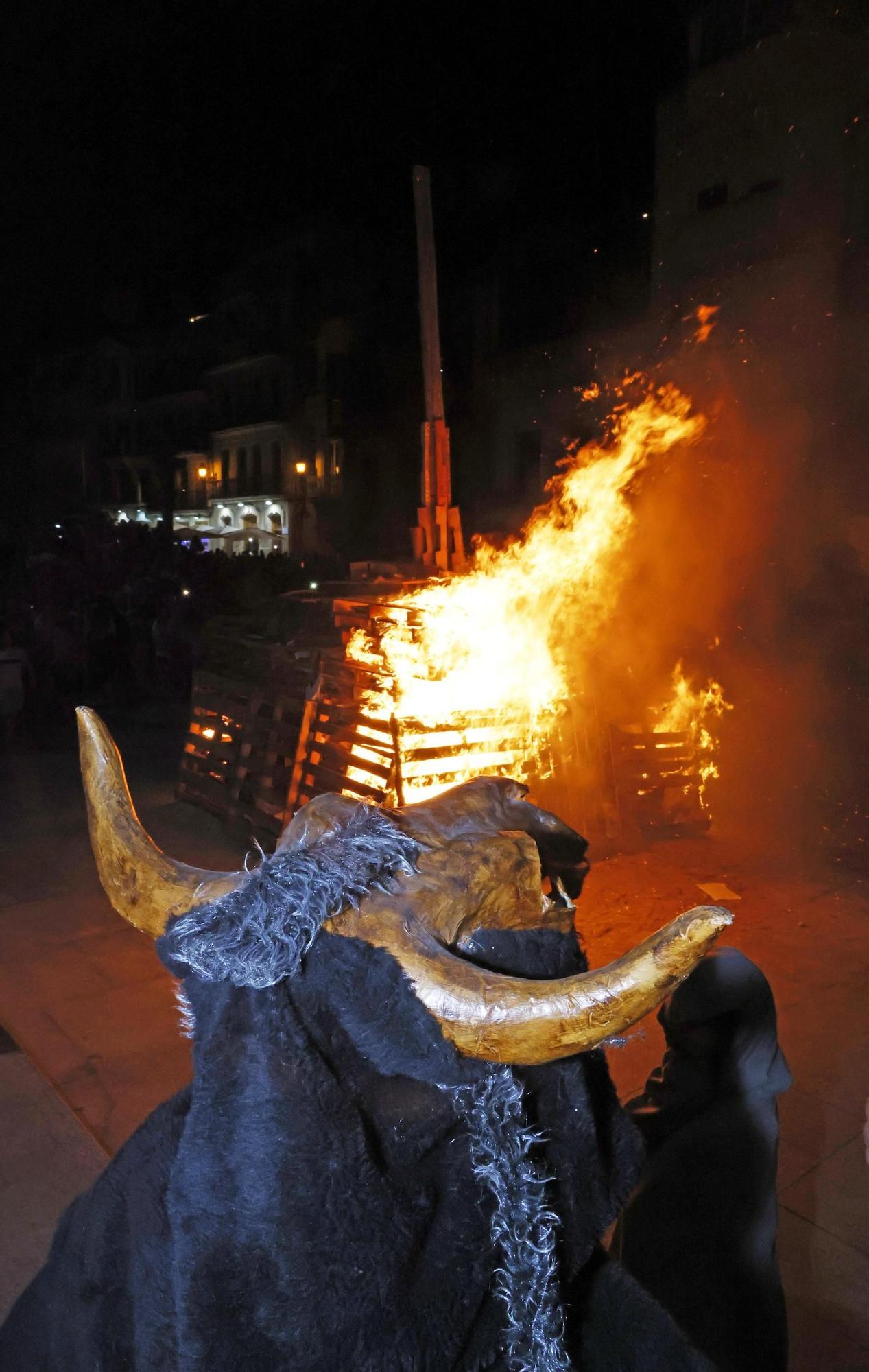 Ambientazo en las playas y plazas llenas para celebrar la noche meiga