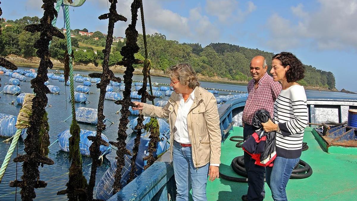 Imagen de archivo de una visita de la conselleira a las bateas y long-line de Proinsa, en Ares-Betanzos. Tras ella, Dolores Vázquez.