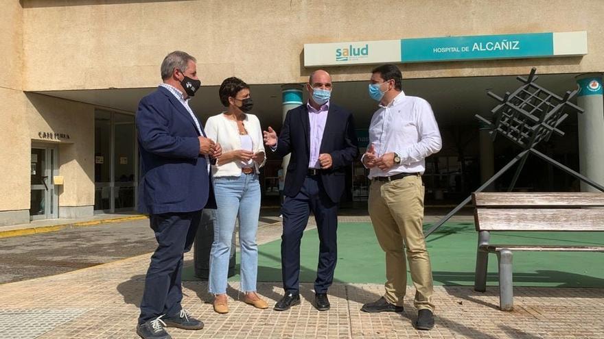 Ana Marín, segunda por la izquierda, a las puertas del actual hospital de Alcañiz.