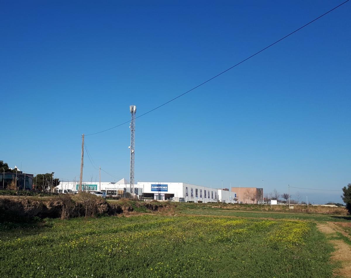 Campos de la trasera de La Torre Outlet; a la derecha, al fondo, está el parquin.