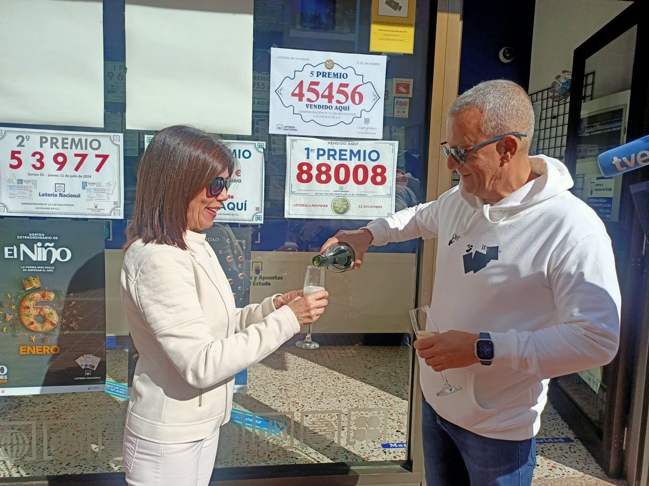 La alegría de los premios de la Lotería de Navidad en Gran Canaria, en imágenes