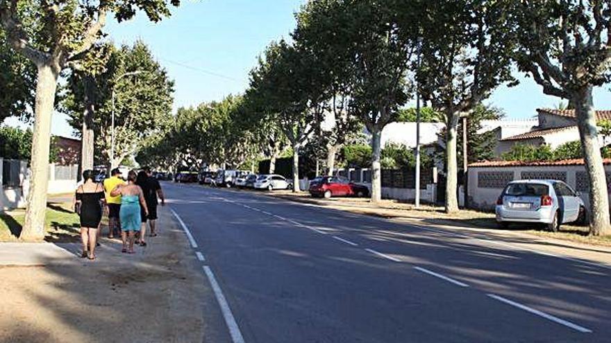 Fins ara, en algun tram els vianants havien de passar per camins de terra en comptes de voreres.