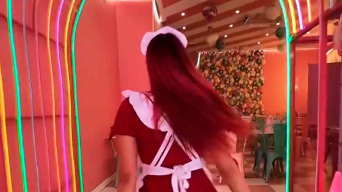 Llega a Avilés la comentada cafetería que "te atienden ‘maids’ que te harán un hechizo para que la comida esté más rica"