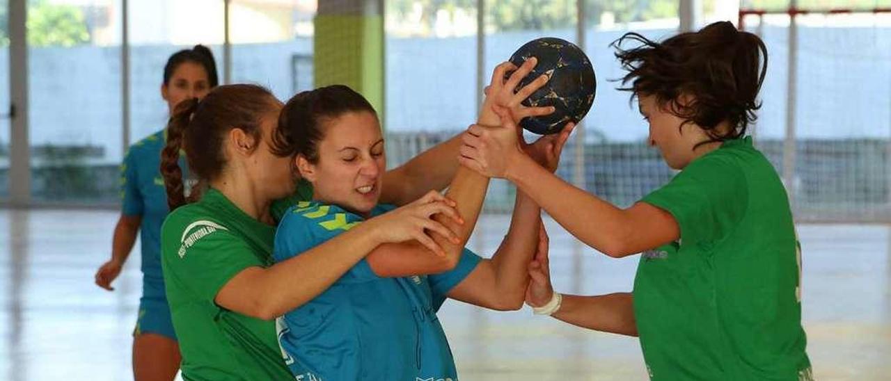 El derbi entre el Rasoeiro y el Asmubal se vivió con gran intensidad en la pista. // Muñiz