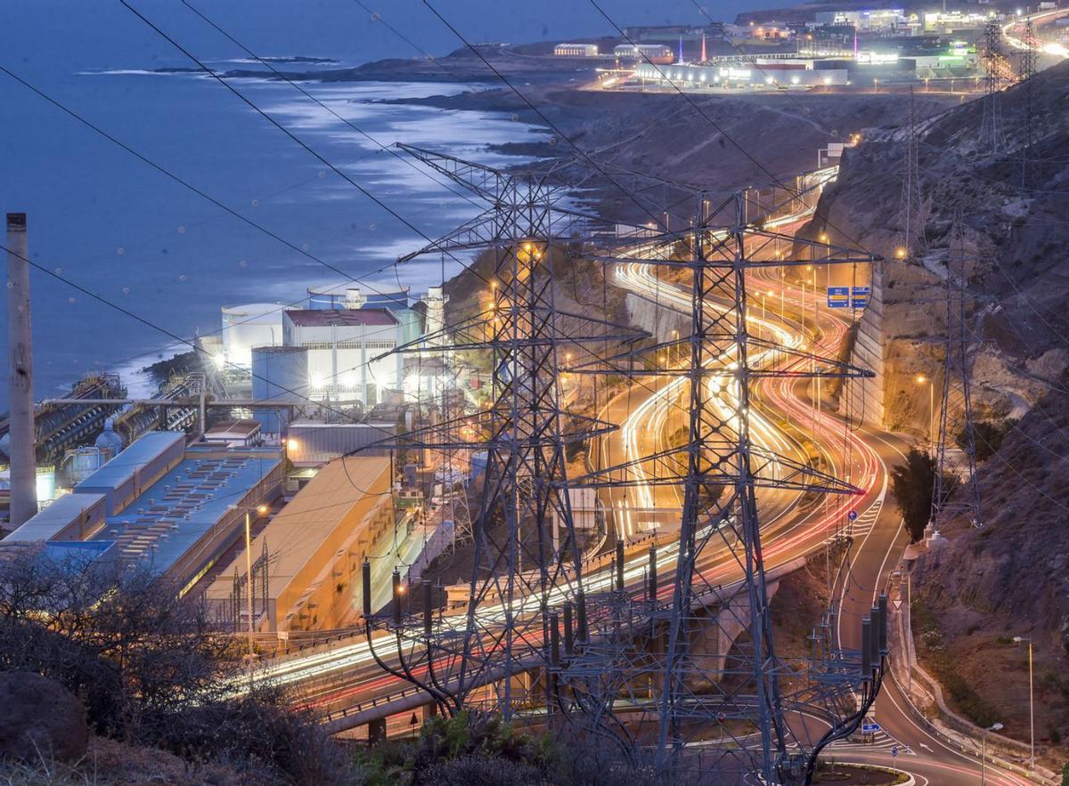 Iluminación de la Autovía del Sur a la altura de la central eléctrica y la potabilizadora de Jinámar. | ANDRÉS CRUZ
