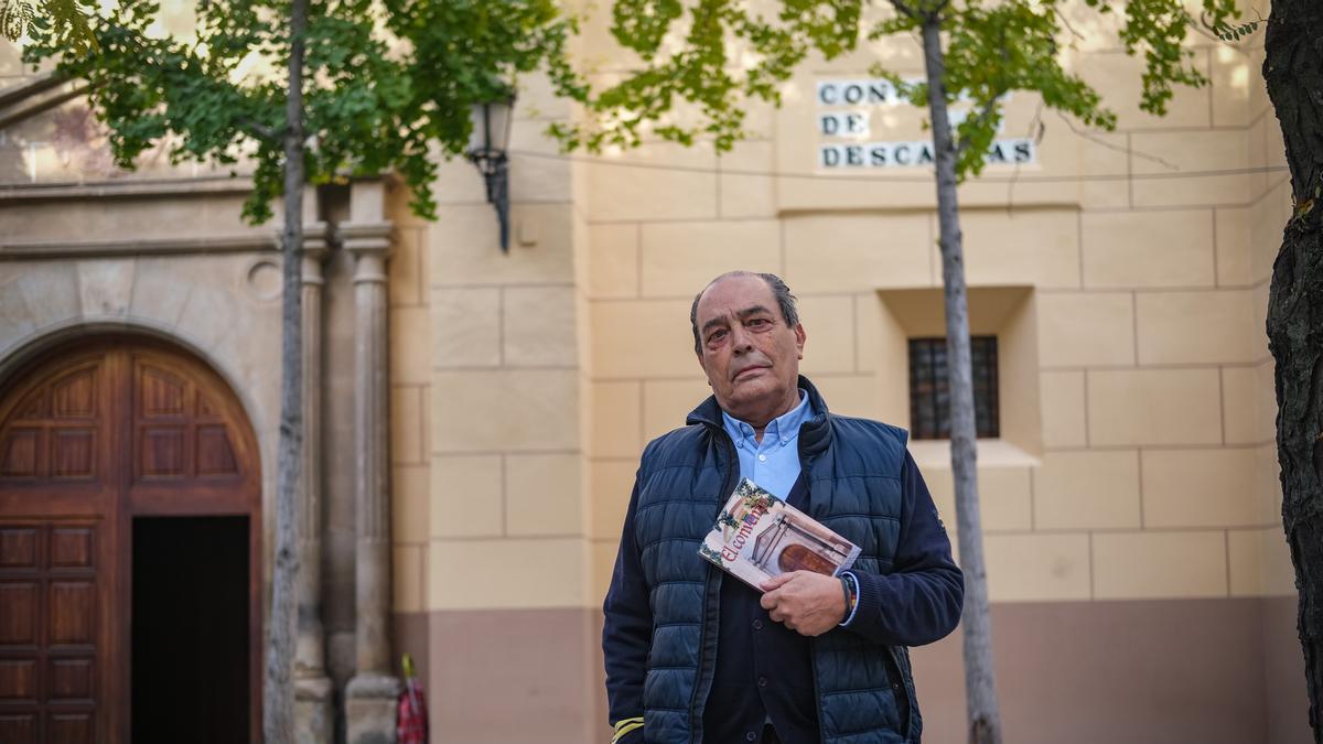 José Juan del Solar Ordóñez posa en la fachada del convento de las Descalzas con su libro.