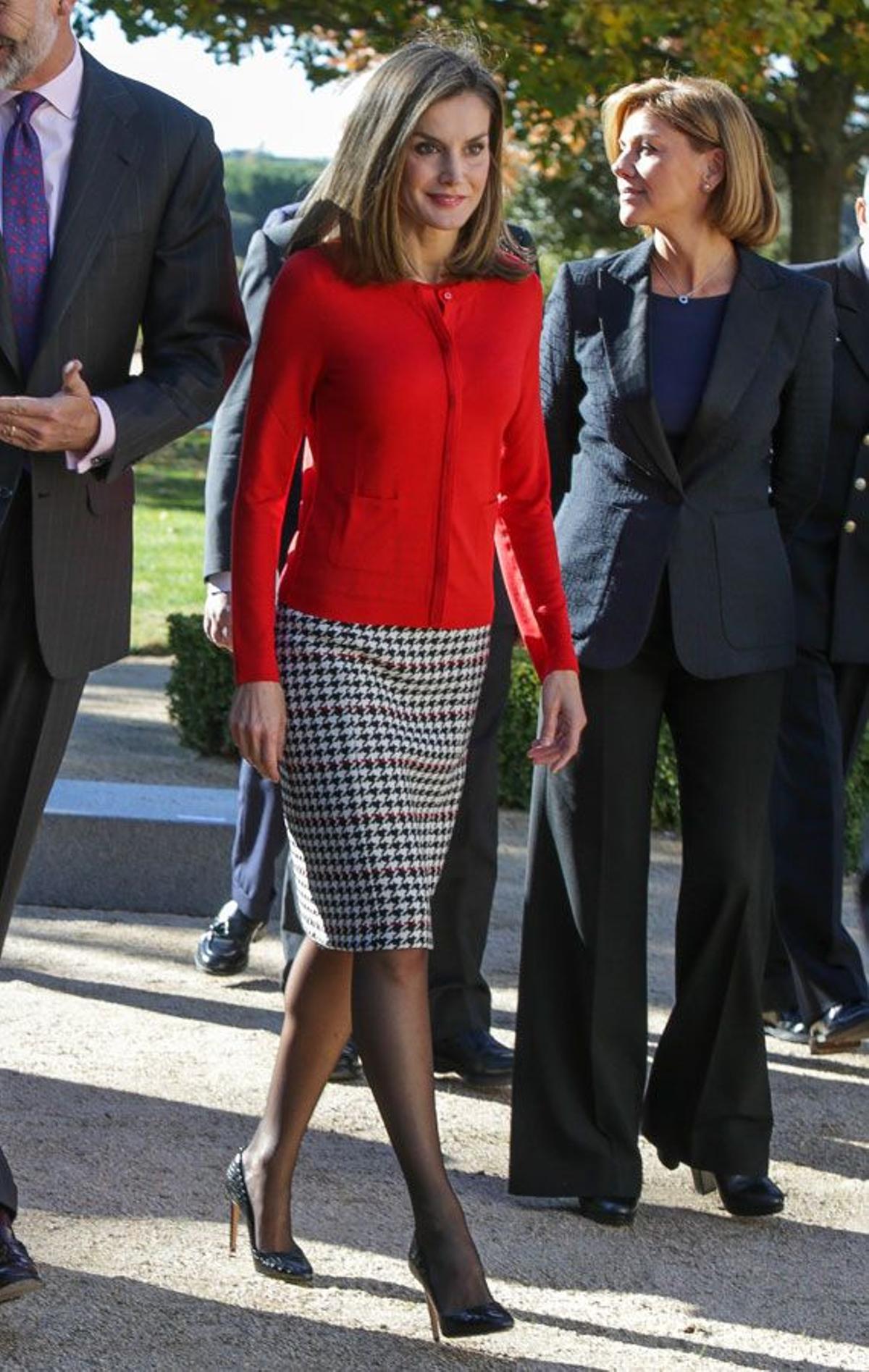 Letizia Ortiz con falda de pata de gallo y zapatos negros de Hugo Boss, y chaqueta roja