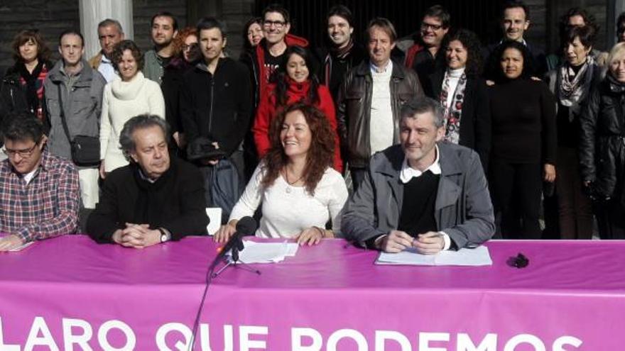 En primera línea Miguel G. Quesada, Francisco Jarauta, María Ángeles García y Oscar Urralburu, junto al resto de la candidatura.