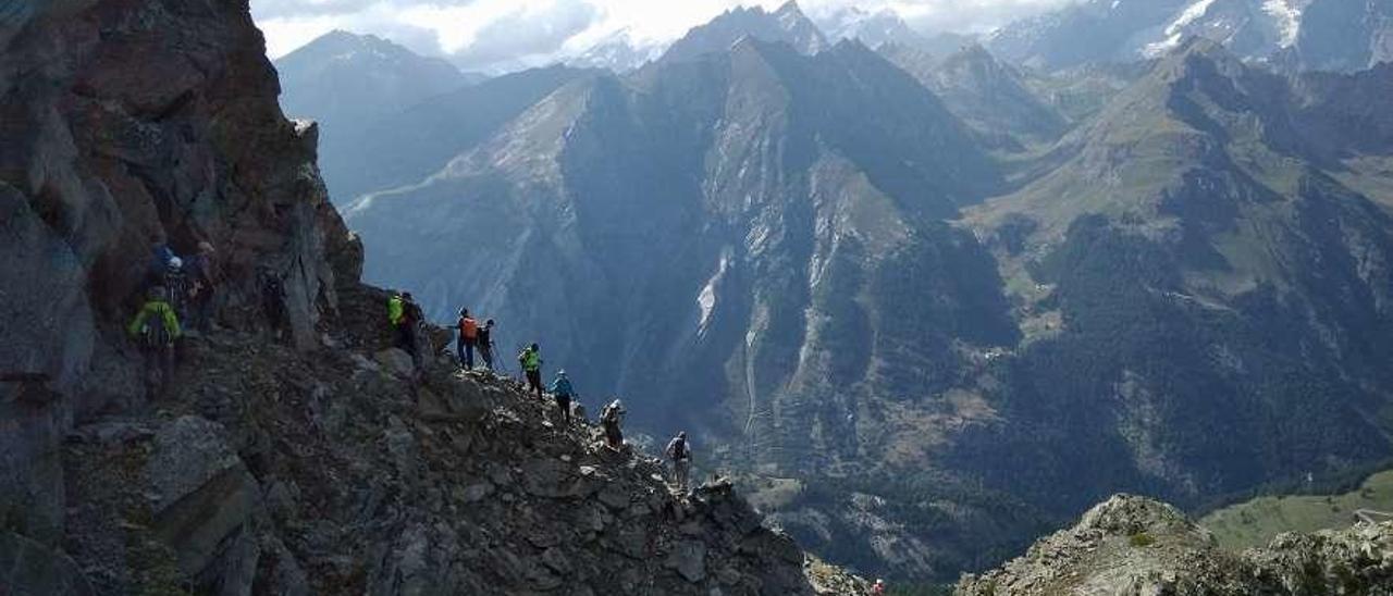 Componentes del club Peña Trevinca que coronaron la cumbre suiza del Grand Chenalett a 2.889 metros. // Cedida