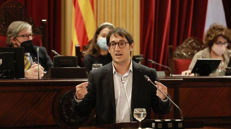 Iago Negueruela en el Parlament.