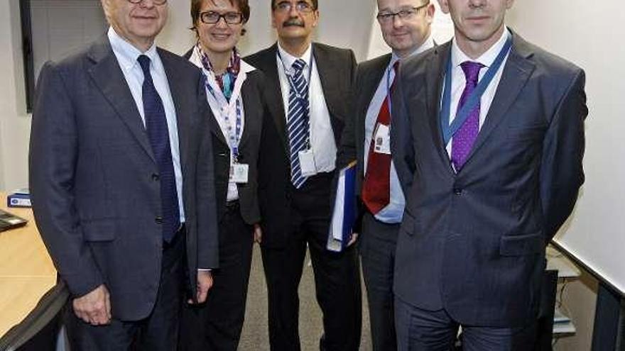 El presidente de la ACCP, Jörgen Holmquist (izq), y el director, Pascal Savouret (dcha) entre los consejeros Comby, Galache y Mchale, ayer tras la reunión del Consejo de Administración. // Marta G. Brea