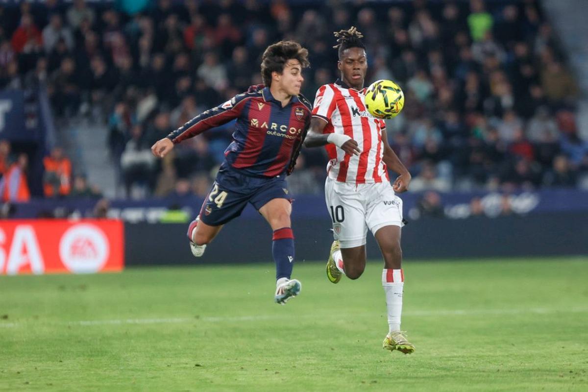 Carlos Álvarez lucha con Nico Williams por una pelota en el Levante - Athletic