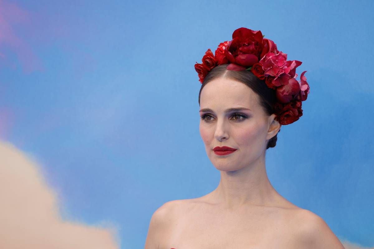 Natalie Portman reinterpreta el estilo de Frida Kahlo en un potente look  rojo - Woman