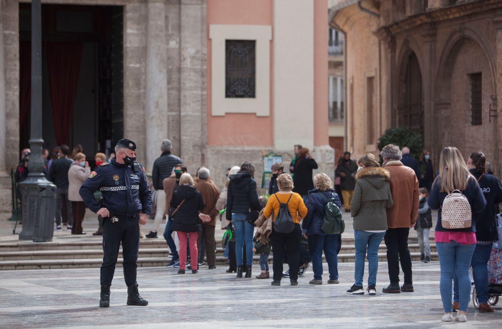 Colas en la catedral de València para ver a la virgen