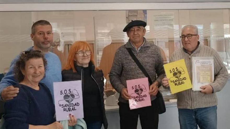 Integrantes de la plataforma en la entrega de firmas. | SOS SANIDAD RURAL AYERBE