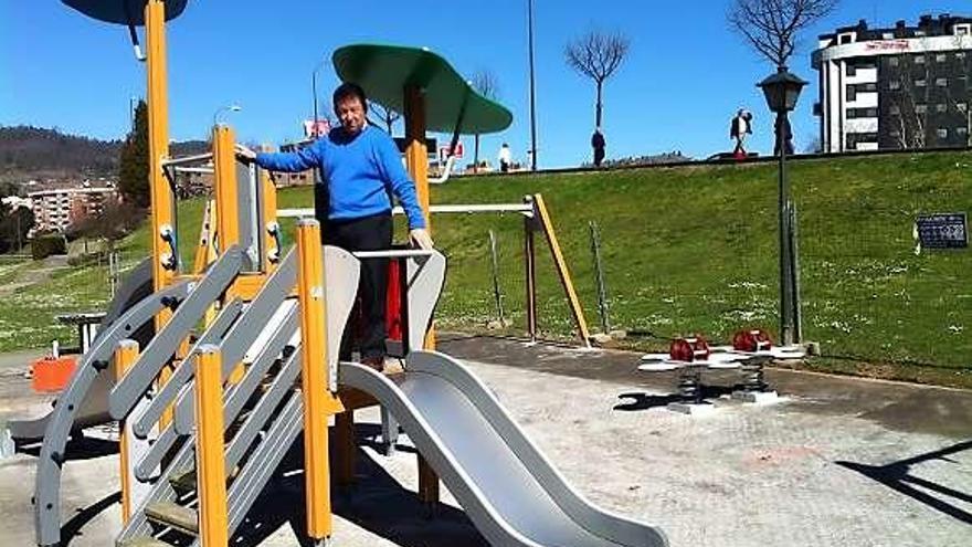 El concejal José Ramón Pando, en el área de juegos infantiles del bario de Ventanielles, situada entre las calles Río Caudal y Ángel Cañedo.