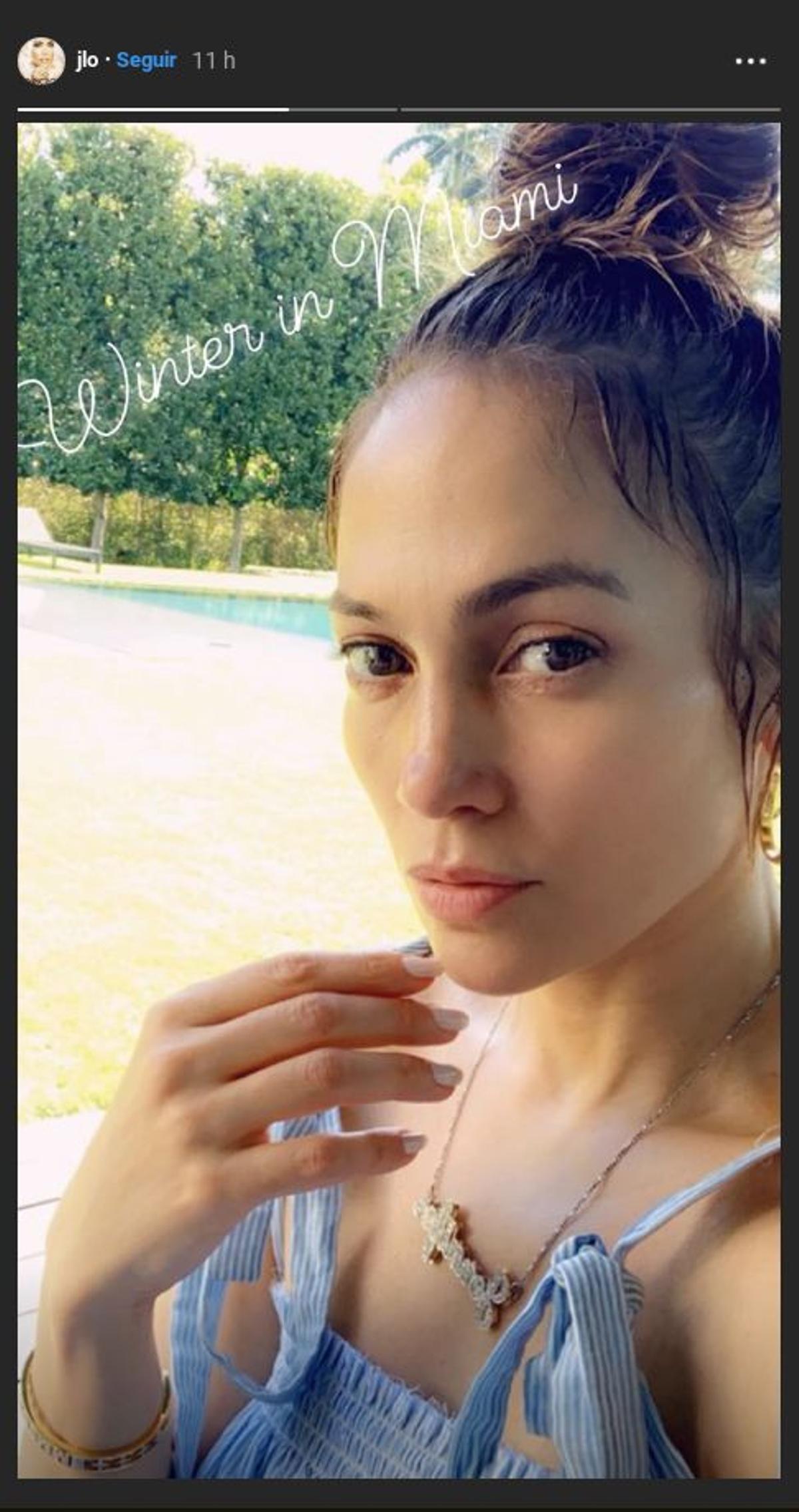 Jennifer Lopez sin maquillaje y en tirantes en Miami en pleno enero