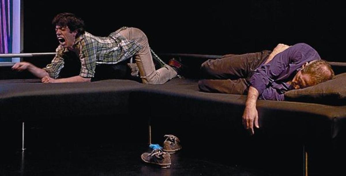 Guillem Motos i Jordi Figueras, en una escena de ’Gos, home, dona’, de Sibylle Berg.