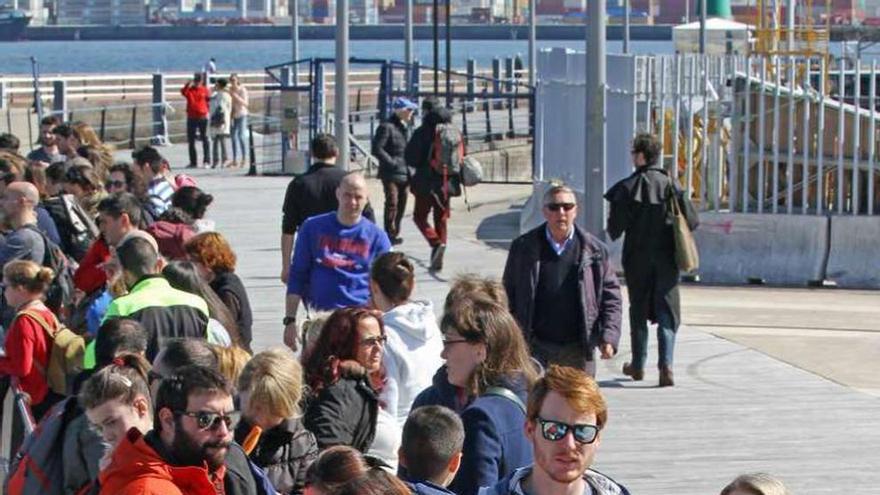 Turistas en el embarcadero destino a Cíes. // Marta G. Brea