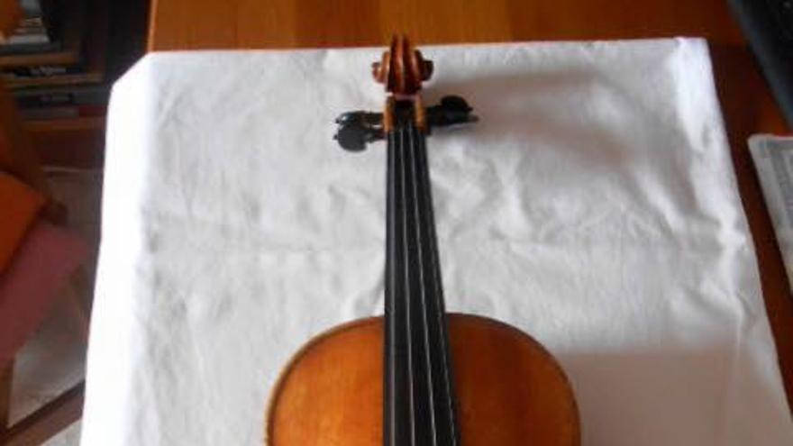 Un músico busca su violín perdido en Murcia