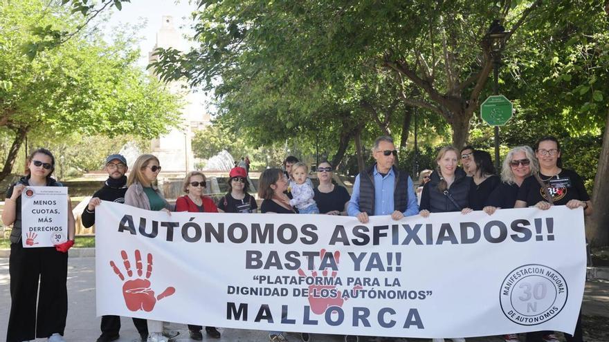 "Manos arriba, esto es un atraco": una veintena de autónomos protestan ante la "asfixia" económica y exigen mejores condiciones en Palma