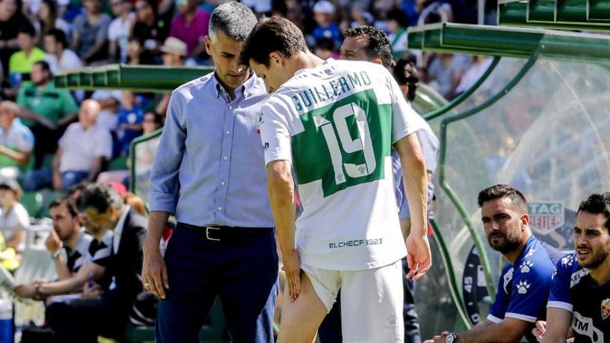 Guillermo se señala el muslo tras ser sustituido el pasado sábado