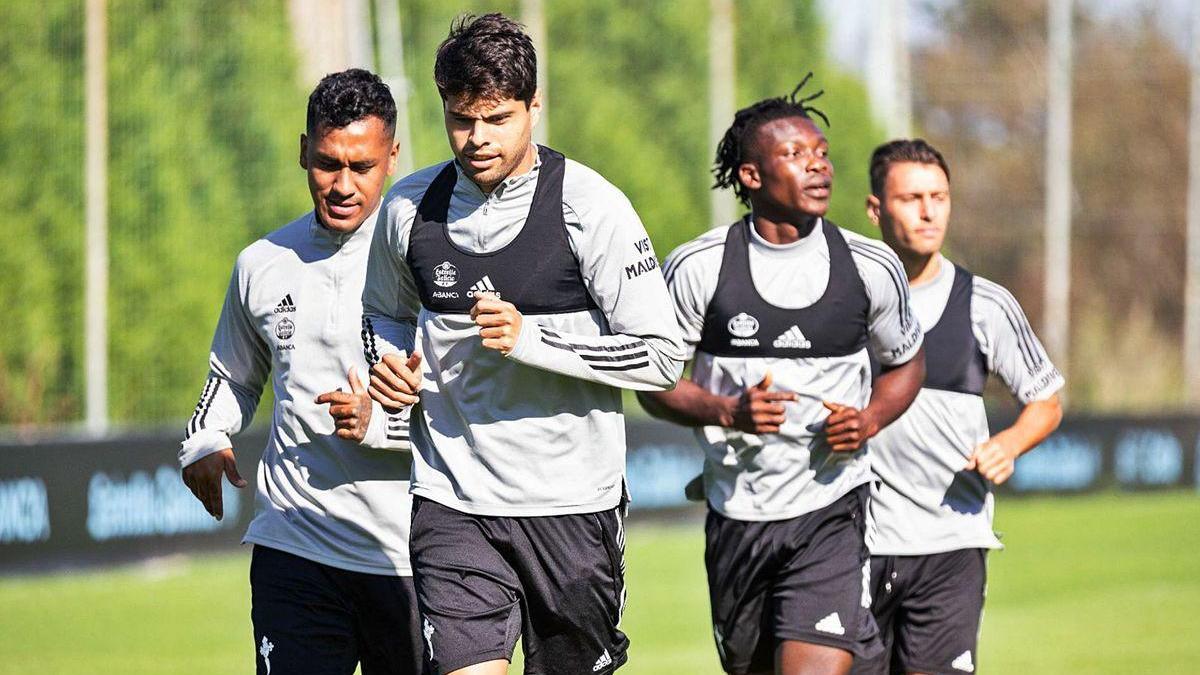 Néstor Araújo, Renato Tapia, Joseph Aidoo y Kevin trotan sobre el césped de A Madroa durante el entrenamiento de ayer.