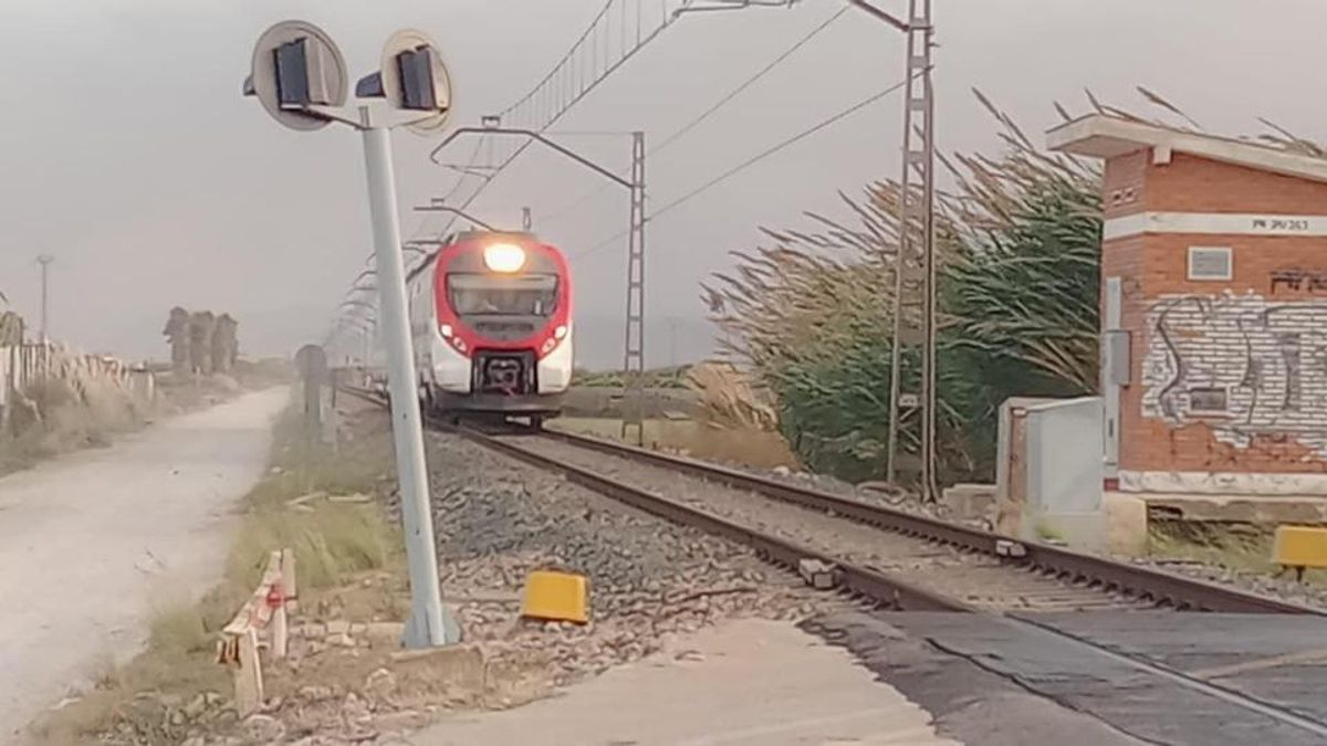 Tramo de vía única a asu paso por el término de Cullera.