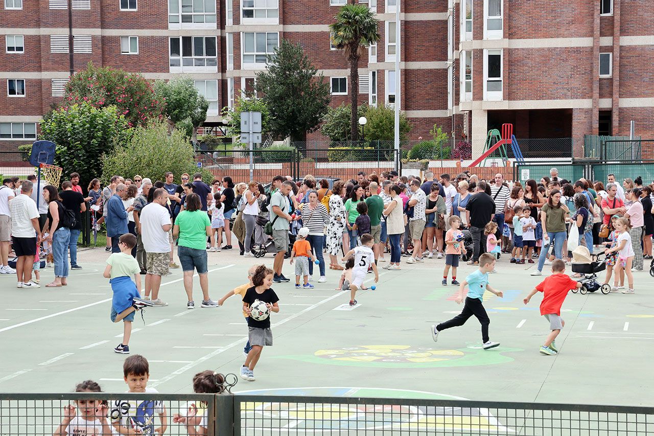 Familia y alumnos, en el patio de un colegio vigués