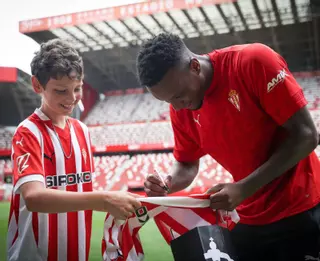 El entrenamiento más especial de Hugo: dos regalos para seguir al Sporting a todas partes