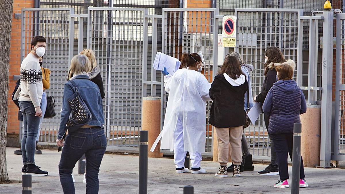Pacientes hacen cola en un centro de salud de Xàtiva, en imagen de archivo. | PERALES IBORRA