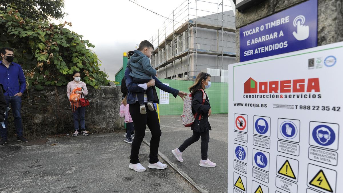 Entrada al colegio Xoaquín Loriga de Prado, que se encuentra en obras. // Bernabé/Javier Lalín