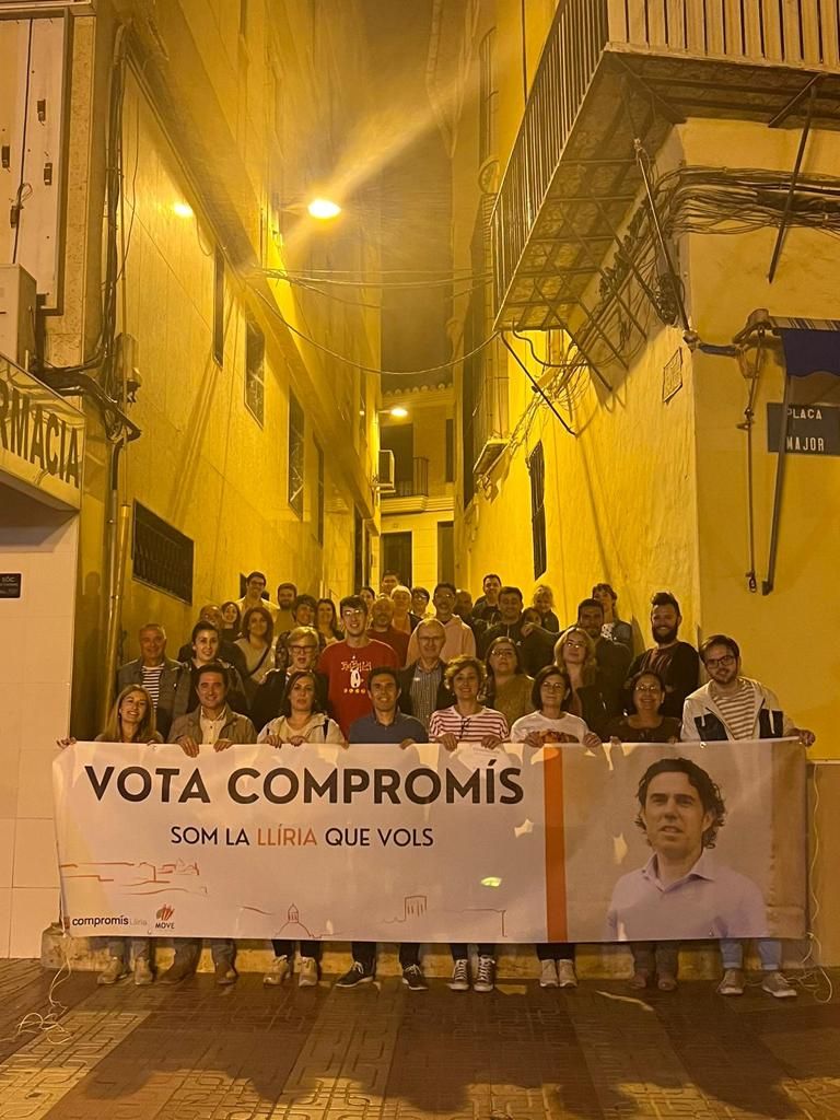 Noche de cuelga de carteles electorales en Camp de Túria