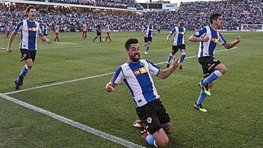 Carlos Martínez celebrant un dels seus dos gols ahir contra l&#039;UD Logronyès al Rico Pérez.