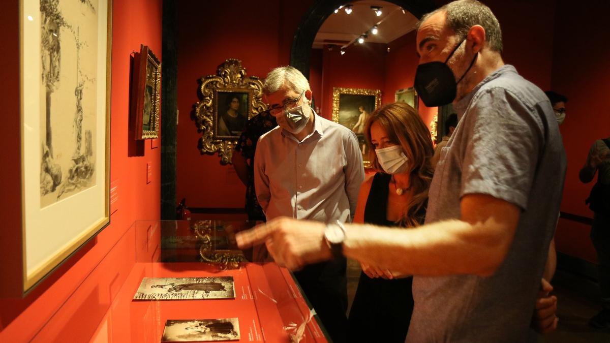 Enrique Ortega y Marian Aguilar escuchan las explicaciones de Óscar Fernández.